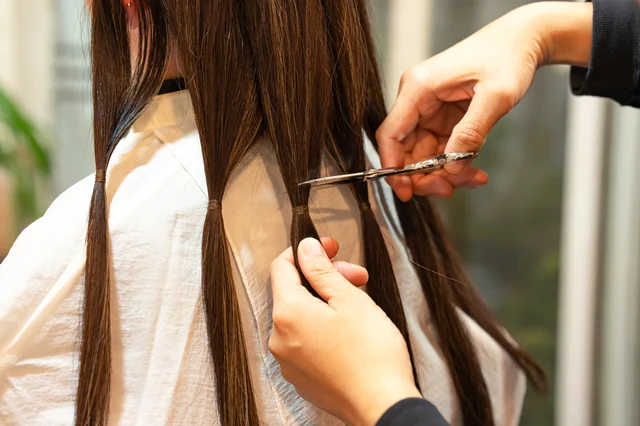 ヘアドネーションのカットの様子