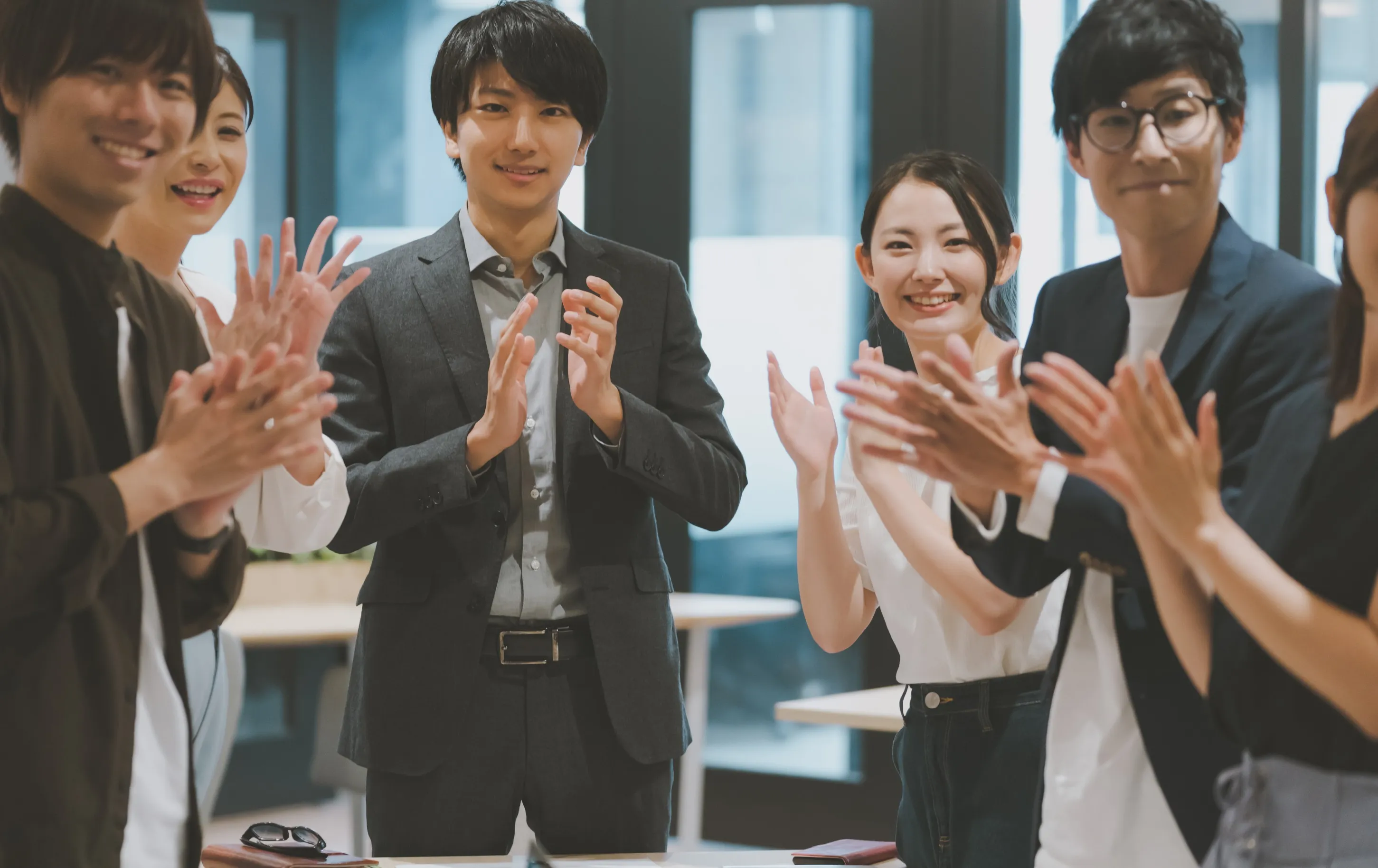 拍手をする人々
