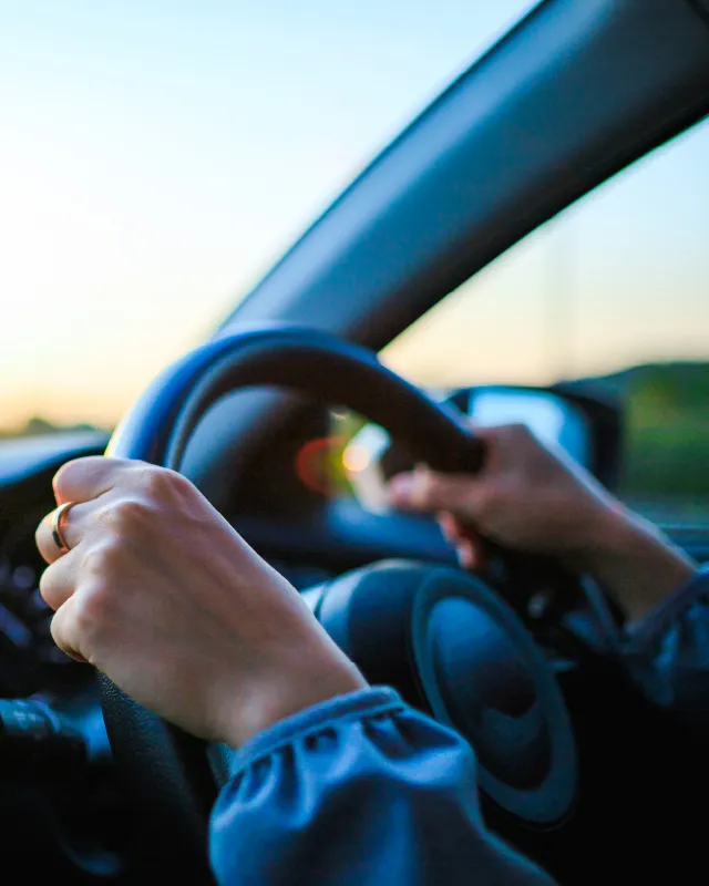 教習車を運転する様子