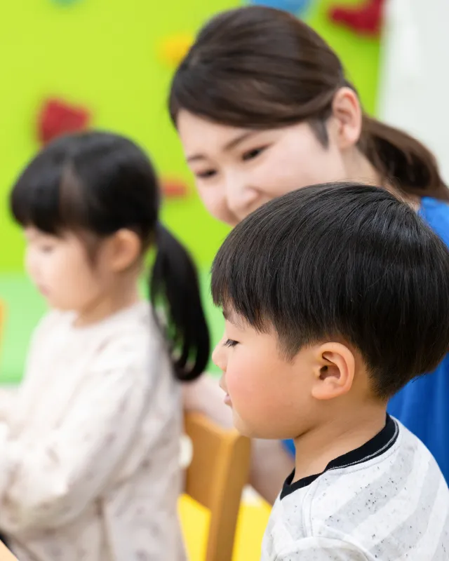 子どもと保育士の様子