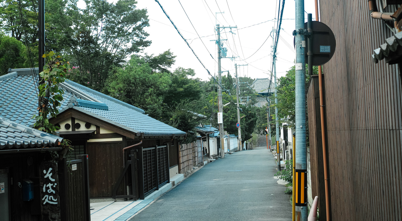 狭路の走行が不安 狭い道でも安全に運転するコツ マジオドライバーズスクール多摩校 旧校名 多摩ドライビングスクール